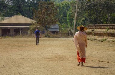 Budist rahibe sabah sadaka için yürüyüş