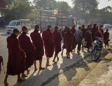 Budist acemi rahipler sadaka için yürüyüş