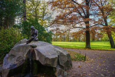 Bahçede antik heykeller