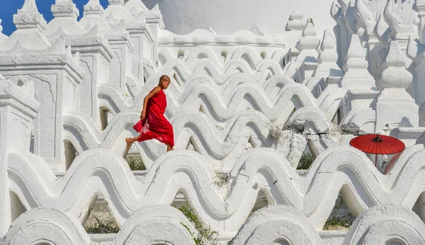 Un monje novato budista en el templo blanco —  Fotos de Stock