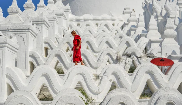 Un monje novato budista en el templo blanco —  Fotos de Stock