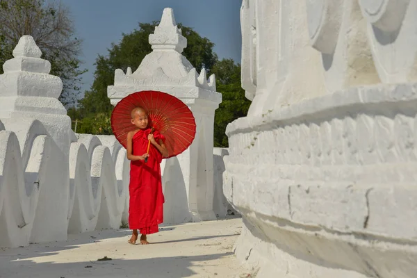 Un monje novato budista en el templo blanco —  Fotos de Stock