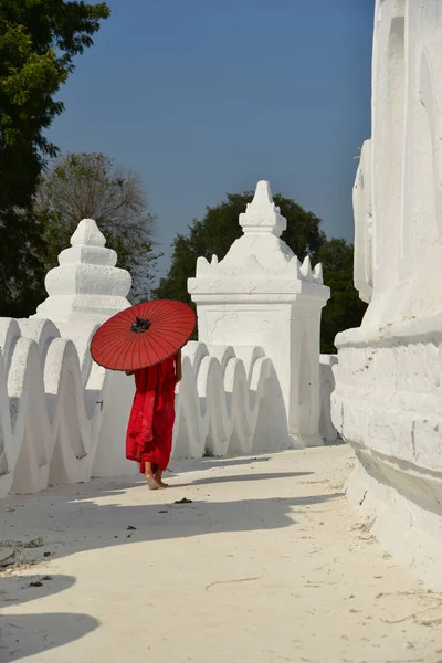 Un monje novato budista en el templo blanco — Foto de Stock