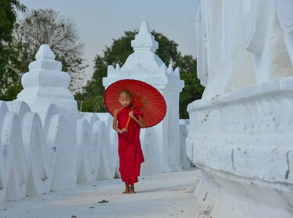 Буддійський чернець початківець у білому храмі — стокове фото