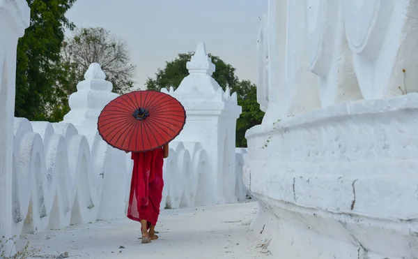 A Buddhist novice monk at white temple — Stock Photo, Image