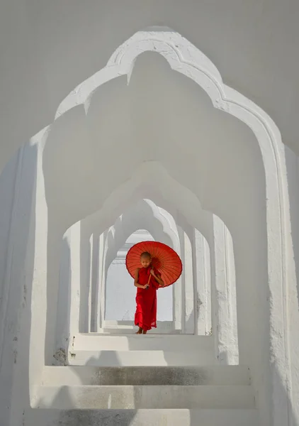 Een boeddhistische beginnende monnik in de witte tempel — Stockfoto