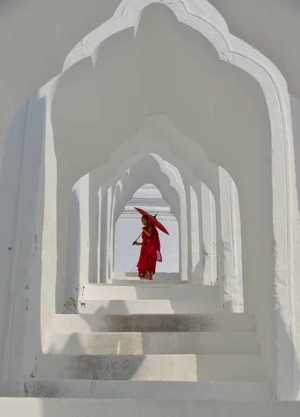Een boeddhistische beginnende monnik in de witte tempel — Stockfoto