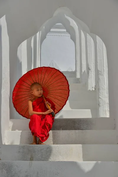 Ein buddhistischer Novizenmönch im weißen Tempel — Stockfoto