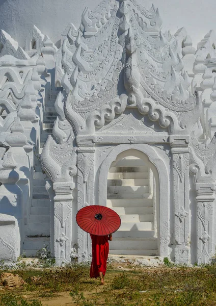 Un monje novato budista en el templo blanco —  Fotos de Stock