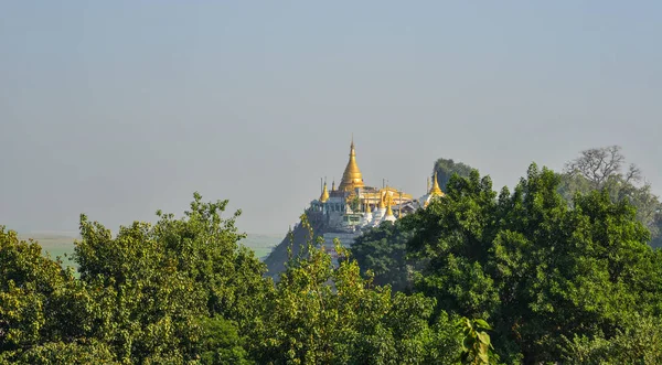 Tepedeki Budist tapınağı — Stok fotoğraf