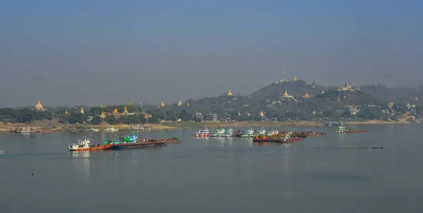 Barcos de carga no rio Irrawaddy — Fotografia de Stock