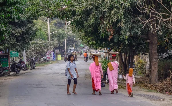 Buddhist nuns walking for morning alms — Stock Photo, Image