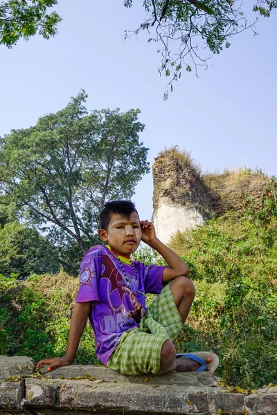 Porträt eines burmesischen Jungen mit Thanaka — Stockfoto