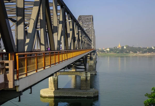 Stahlbrücke über den Irrawaddy — Stockfoto