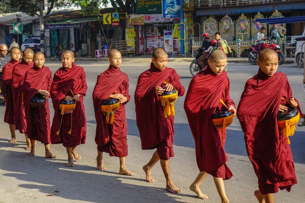 Буддийские послушные монахи идут за подаянием — стоковое фото