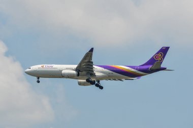 Gökyüzünde uçan bir yolcu uçağı 