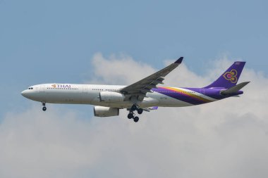 Gökyüzünde uçan bir yolcu uçağı 