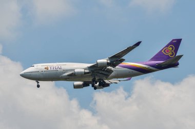 Gökyüzünde uçan bir yolcu uçağı 