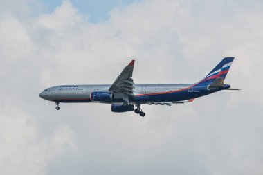 Gökyüzünde uçan bir yolcu uçağı 