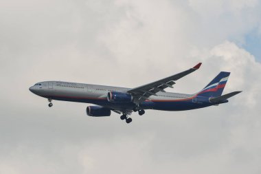 Gökyüzünde uçan bir yolcu uçağı 