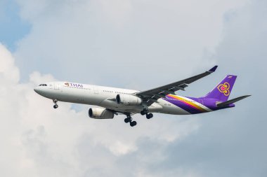 Gökyüzünde uçan bir yolcu uçağı 