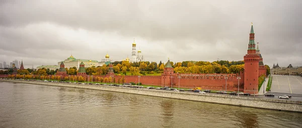 Kremlin con el río Moscú en el día lluvioso — Foto de Stock