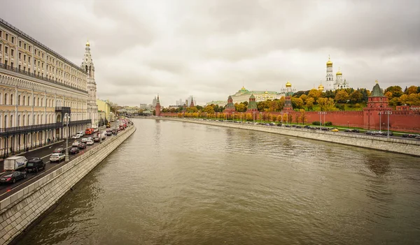 Kreml z Moskwą nad rzeką w deszczowy dzień — Zdjęcie stockowe