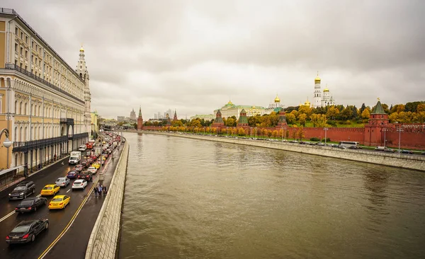 Yağmurlu bir gün Moskova Nehri ile Kremlin — Stok fotoğraf