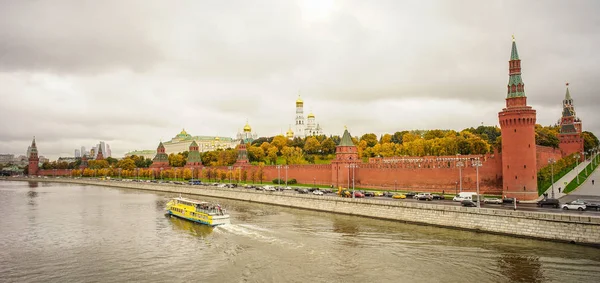 Kremlin met de rivier van Moskou bij regenachtige dag — Stockfoto