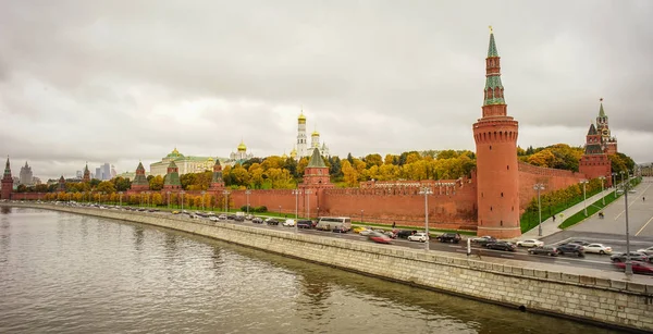 Кремль с Москвой в дождливый день — стоковое фото