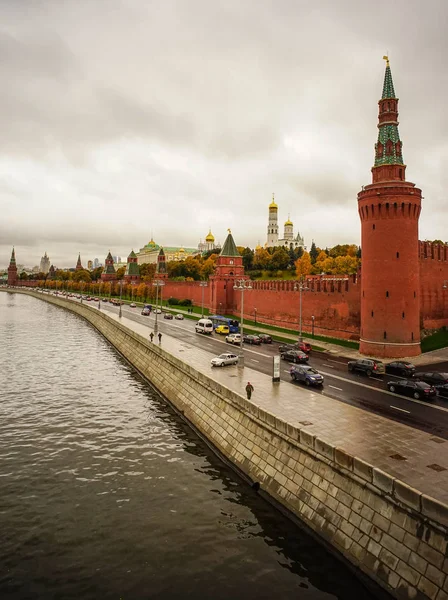 Kremlin met de rivier van Moskou bij regenachtige dag — Stockfoto