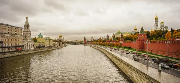 Kremlin met de rivier van Moskou bij regenachtige dag — Stockfoto