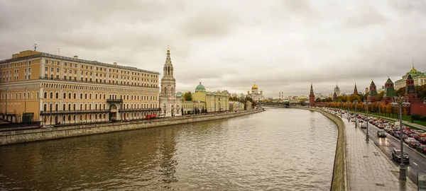 Kreml s řekou Moskva za deštivého dne — Stock fotografie