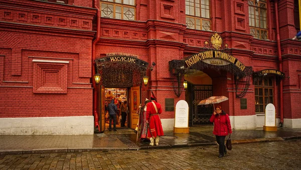 Red Square 'de yürüyen insanlar — Stok fotoğraf