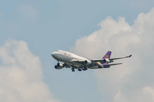 Um avião de passageiros voando no céu — Fotografia de Stock