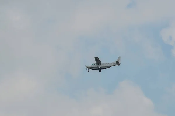Um avião de passageiros voando no céu — Fotografia de Stock