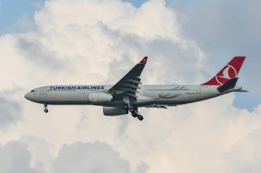 Gökyüzünde uçan bir yolcu uçağı 