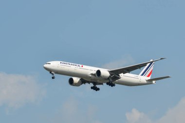 Gökyüzünde uçan bir yolcu uçağı 