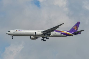 Gökyüzünde uçan bir yolcu uçağı 