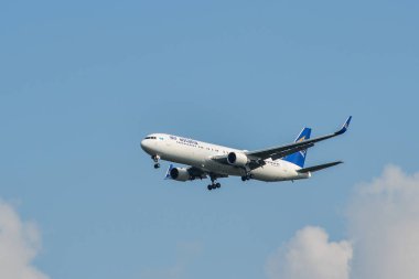 Gökyüzünde uçan bir yolcu uçağı 