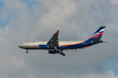 Gökyüzünde uçan bir yolcu uçağı 