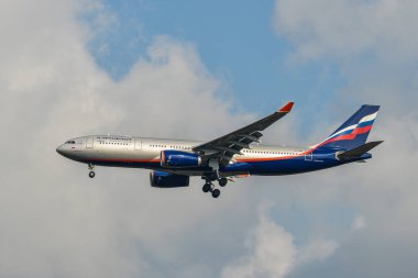 Gökyüzünde uçan bir yolcu uçağı 