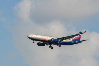 Gökyüzünde uçan bir yolcu uçağı 