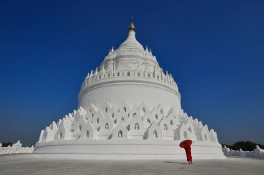 Beyaz tapınakta bir Budist acemi keşiş 