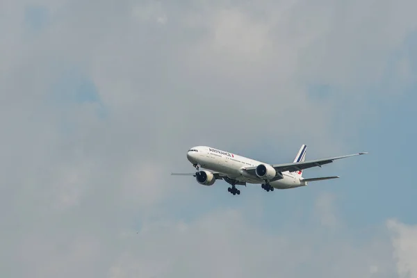 Un avión de pasajeros volando en el cielo — Foto de Stock