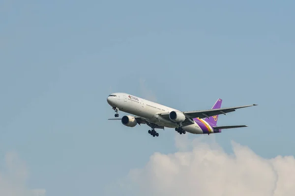 Un avión de pasajeros volando en el cielo — Foto de Stock