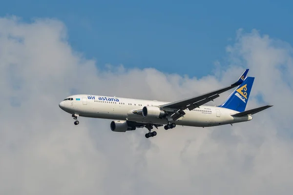 Un avión de pasajeros volando en el cielo — Foto de Stock