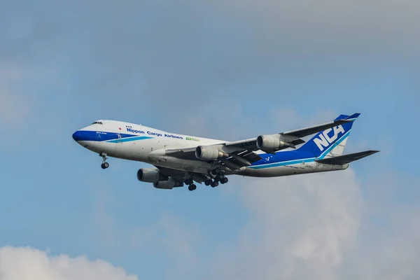Un avión de pasajeros volando en el cielo — Foto de Stock