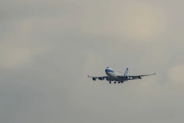 Ein Passagierflugzeug am Himmel — Stockfoto