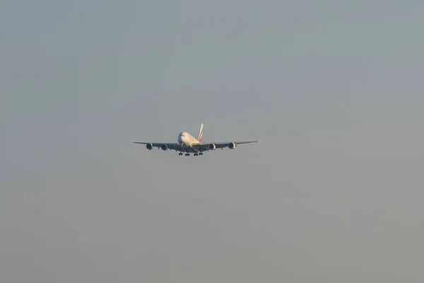 Ein Passagierflugzeug am Himmel — Stockfoto